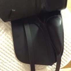 Stubben D Euphoria Dressage Saddle - 17" 26 Stubben D Euphoria Dressage Saddle - 17" -Equestrian Supplies Store IMG 5098